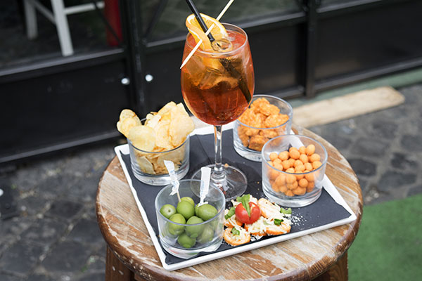 Italienk aperitivo, tilltugg och dricken